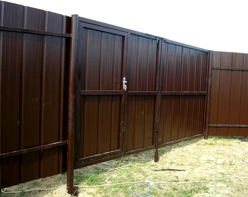 Монтаж забора из профнастила с кирпичными столбами