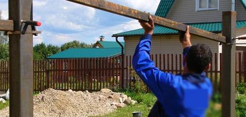 Установка забора из металлического штакетника