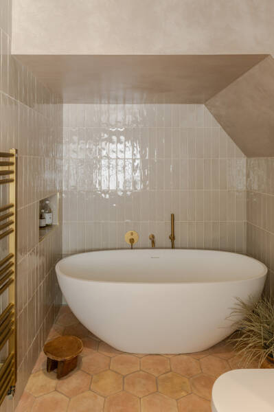 Современный интерьер викторианской квартиры в Лондоне с зелёной гостиной