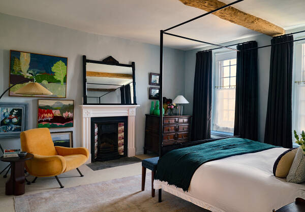 Старинный английский коттедж 18 века с предметами искусства в декоре