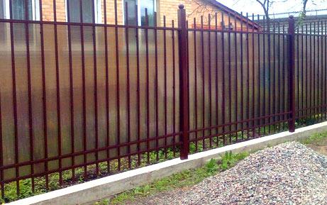 Забор из поликарбоната на металлическом каркасе