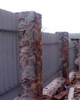 Варианты дизайна забора из профнастила