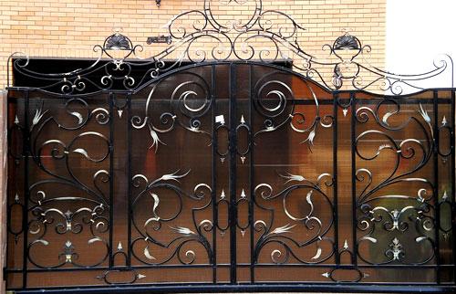Кованые заборы с поликарбонатом