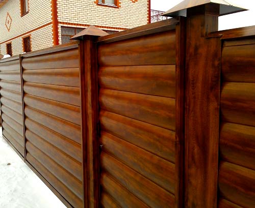 Строительство и монтаж забора из металлического сайдинга под бревно