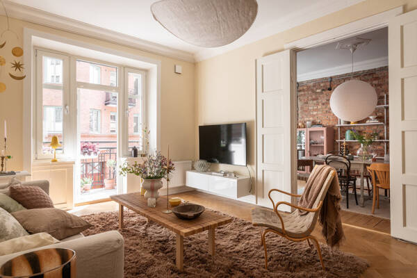 Песочные тона, кирпичная стена и обои: квартира в Гетеборге (91 кв. м)