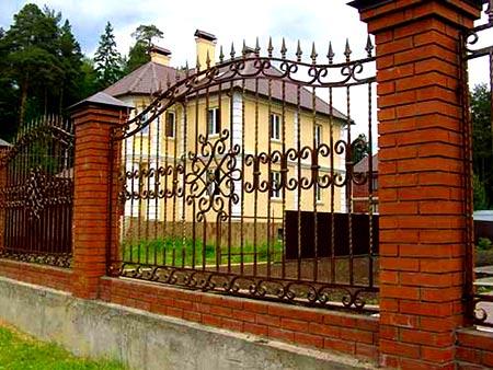 Строительство кованого забора с кирпичными столбами