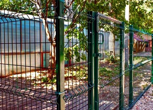 Заборы из сварной сетки с полимерным покрытием