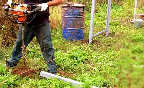 Установка забора из металлического штакетника