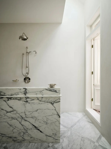 Утонченные белые интерьеры с европейской элегантностью: дом в Мельбурне