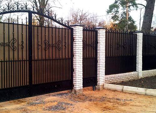 Забор из поликарбоната на металлическом каркасе