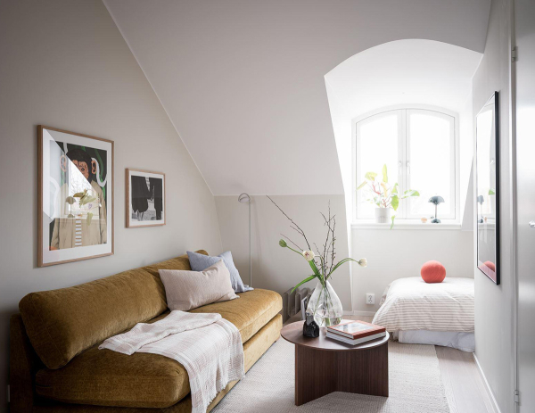Чудеса компактности: крошечная мансардная квартира студента в Швеции (21 кв. м)