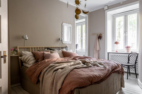 Песочные тона, кирпичная стена и обои: квартира в Гетеборге (91 кв. м)