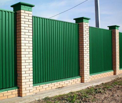 Монтаж забора из профнастила с кирпичными столбами