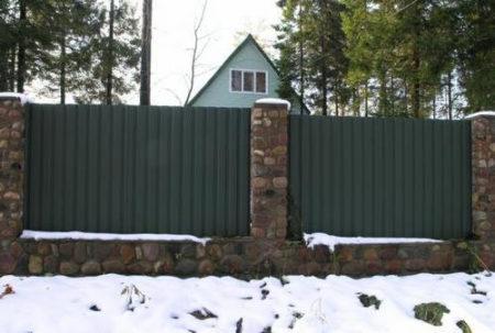 Варианты дизайна забора из профнастила