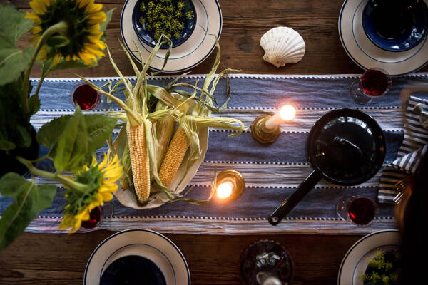 Маленькая шведская дача у озера с душевными интерьерами