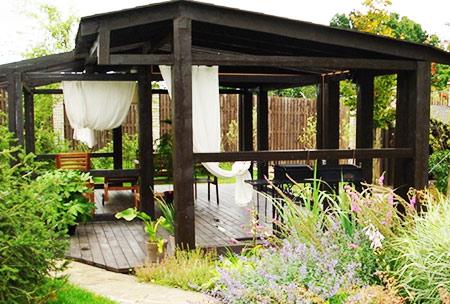 Установка беседки вдоль забора