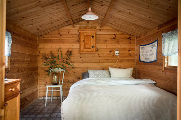 Маленькая шведская дача у озера с душевными интерьерами