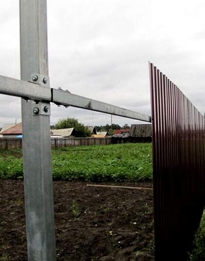 Как сделать забор из профлиста без сварки