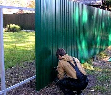 Установка забора из профнастила