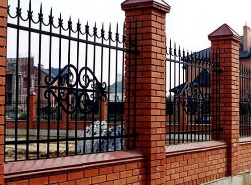 Строительство кованого забора с кирпичными столбами