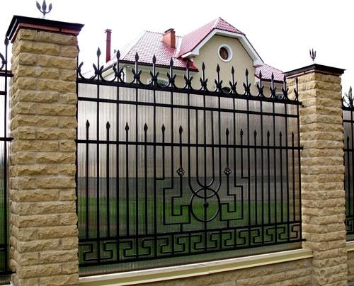Кованые заборы с поликарбонатом