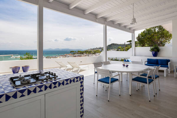 Современный пляжный дом в Неаполе с &laquo;морским&raquo; полом