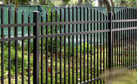 Монтаж забора из металлического прута