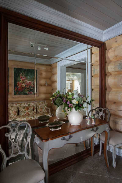 Правила создания уютного и стильного интерьера деревянного дома из бревна