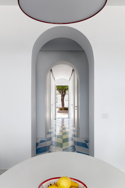 Современный пляжный дом в Неаполе с &laquo;морским&raquo; полом