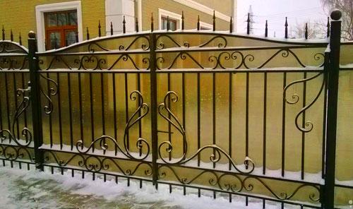 Кованые заборы с поликарбонатом